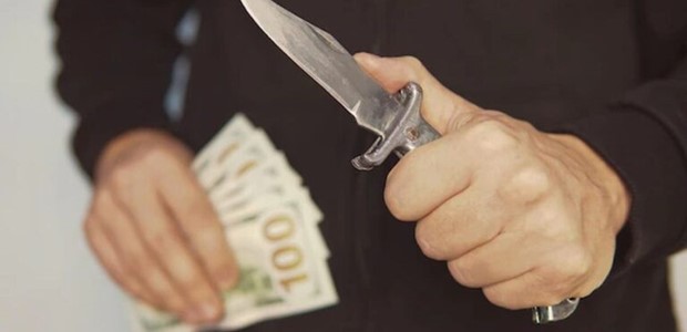 Την απείλησε με μαχαίρι για 100 ευρώ 